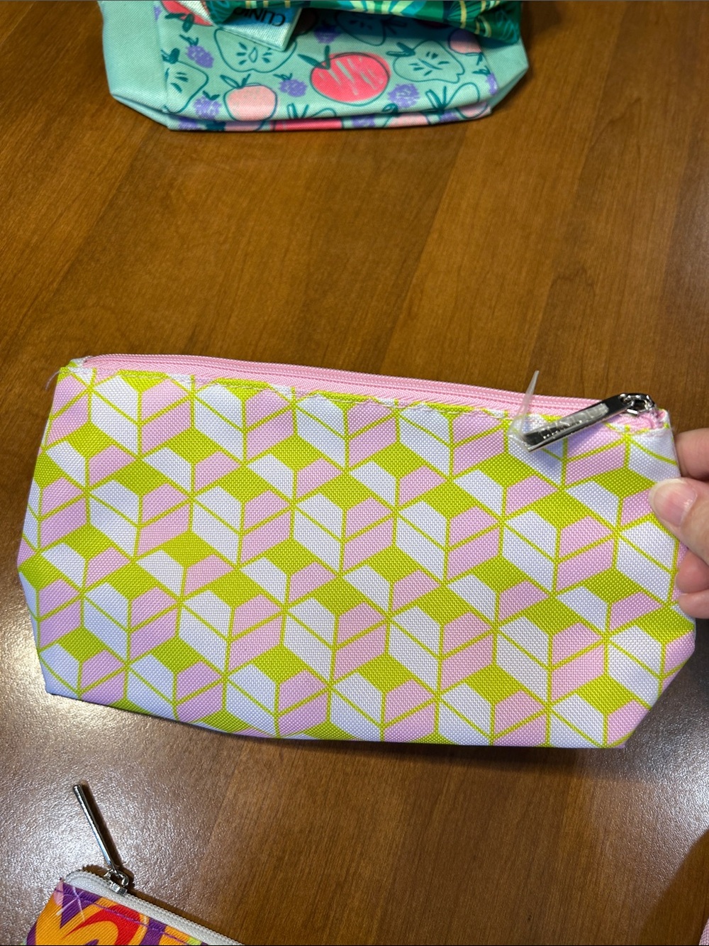 6 Clinique Travel Pouch - cosmetic bags - Picture 4 of 7